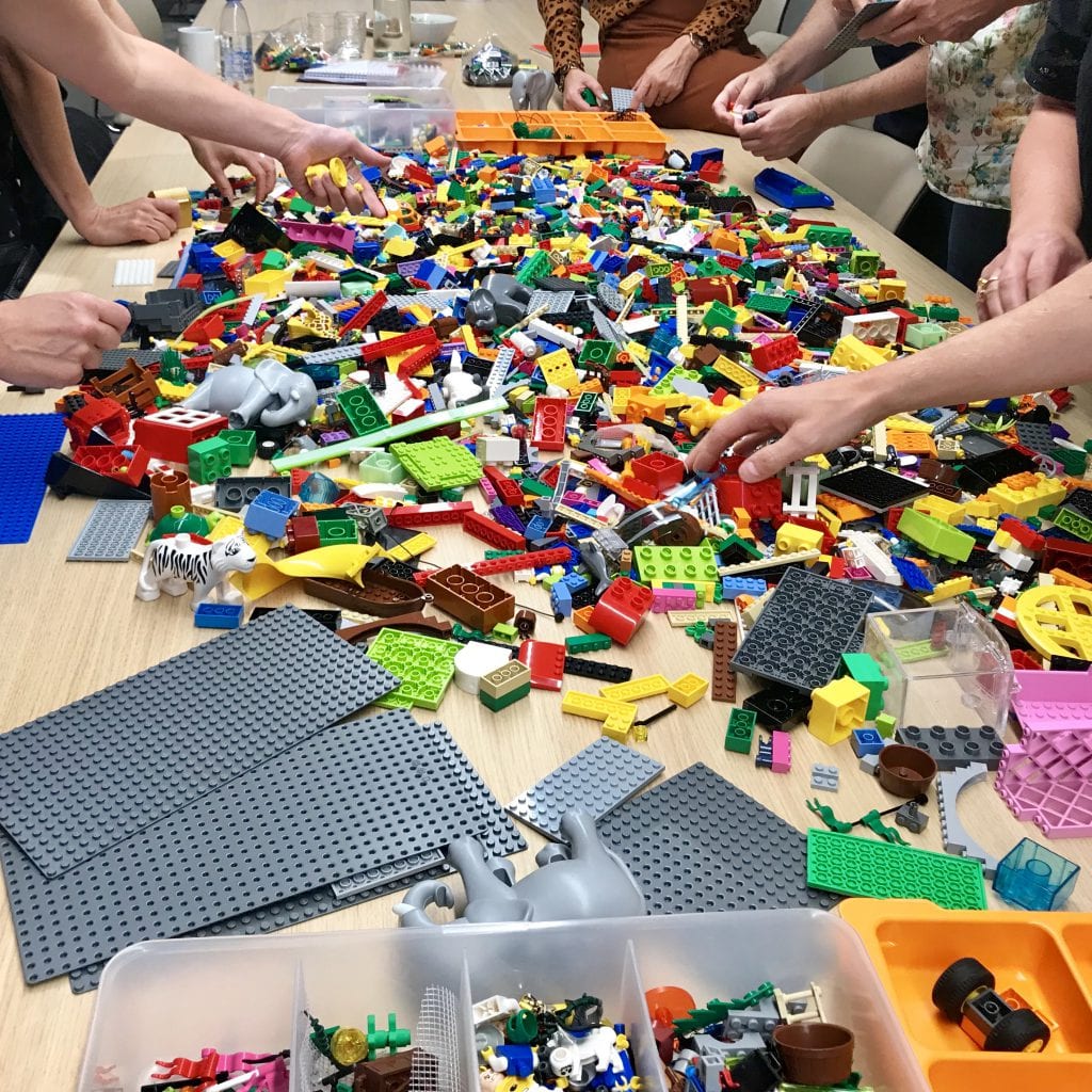 SPEELS OP DE VORM, SERIEUS OP DE INHOUD. LEGO SERIOUS PLAY®, DE WORKSHOP